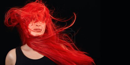 Foto de Chica modelo de moda con el pelo rojo teñido con estilo. Hermosa mujer pelirroja con pelo largo brillante. concepto de belleza de color de pelo. Aislado en negro con espacio de copia. - Imagen libre de derechos