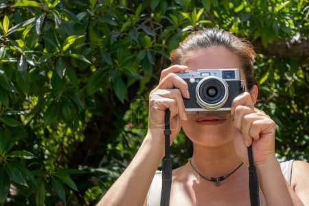 Téléchargez les photos : Jeune femme avec appareil photo à l'extérieur - en image libre de droit