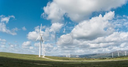 Foto de A scenic view of wind turbines harnessing wind power on a clear day, symbolizing clean, renewable energy. - Imagen libre de derechos