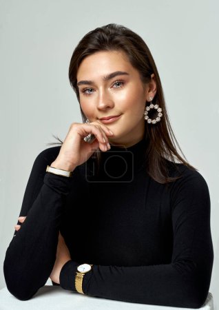 Téléchargez les photos : Portrait de belle femme brune porter des bijoux isolés sur fond gris - en image libre de droit