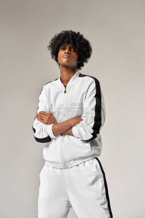 Foto de Retrato de hombre negro de moda en chándal blanco - Imagen libre de derechos