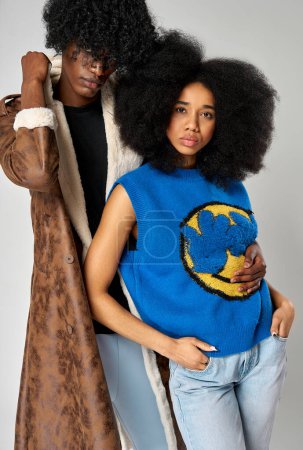 Téléchargez les photos : Portrait de couple afro-américain porter des vêtements de mode élégants des années 90 avec une coiffure afro isolé sur fond gris - en image libre de droit