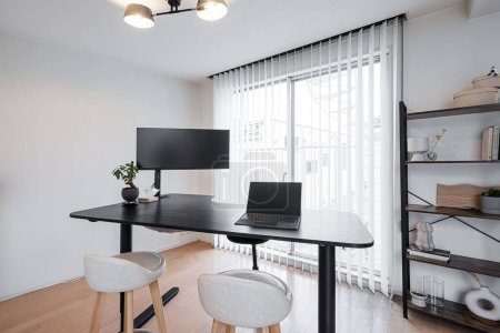 Téléchargez les photos : Salle de travail à la maison avec design de style moderne - en image libre de droit