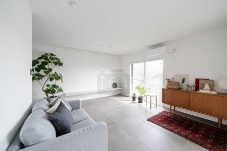 Foto de Sala de estar de estilo moderno simple con tono blanco - Imagen libre de derechos