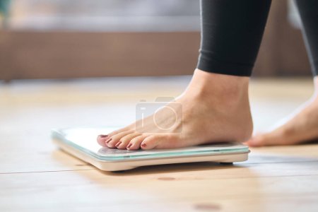 Foto de Los pies de una mujer asiática en una escala de peso - Imagen libre de derechos