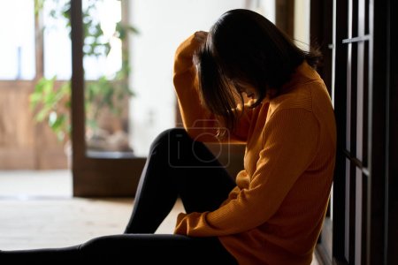 Téléchargez les photos : Anxieux et déprimé asiatique femme - en image libre de droit