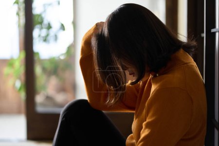 Mujer asiática ansiosa y deprimida