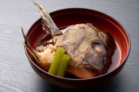 Téléchargez les photos : Nourriture japonaise, tête de daurade mijotée - en image libre de droit