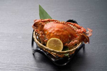 Téléchargez les photos : Cuisine japonaise, crabe migrateur bouilli au sel - en image libre de droit