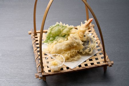 Téléchargez les photos : Plat tempura de fruits de mer, légumes et cuisine japonaise - en image libre de droit