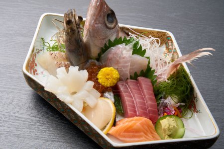Téléchargez les photos : Cuisine japonaise, plateau de sashimi aux fruits de mer - en image libre de droit