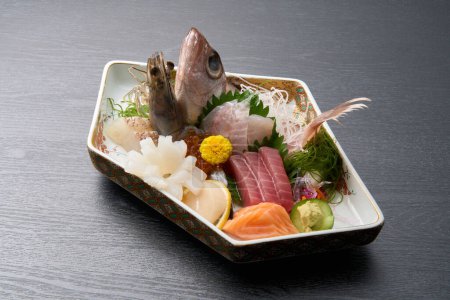 Téléchargez les photos : Cuisine japonaise, plateau de sashimi aux fruits de mer - en image libre de droit