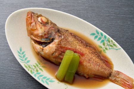 Téléchargez les photos : Plat de poisson japonais, navet mijoté - en image libre de droit