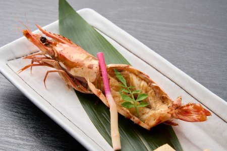 Téléchargez les photos : Cuisine japonaise, crevettes grillées au sel - en image libre de droit