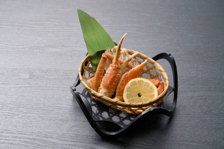 Téléchargez les photos : Cuisine japonaise, crabe des neiges bouilli au sel - en image libre de droit