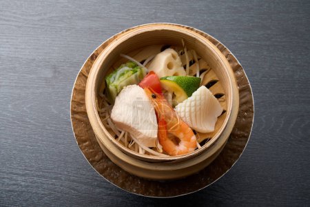 Téléchargez les photos : Cuisine japonaise, poulet cuit à la vapeur et crevettes, calmar et légumes - en image libre de droit