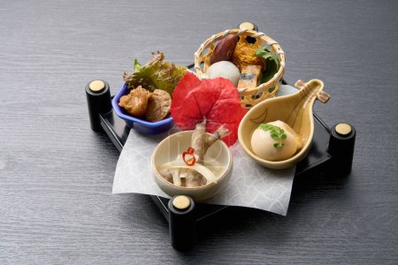 Téléchargez les photos : Cuisine japonaise, assortiment de 6 sortes d'entrées - en image libre de droit