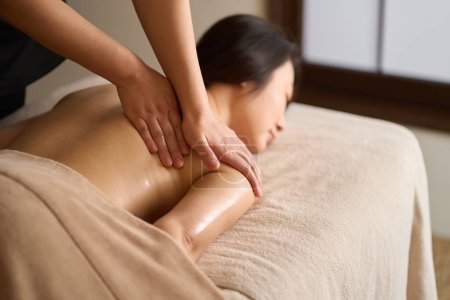 Foto de Mujer recibiendo masaje de brazo en salón de belleza - Imagen libre de derechos