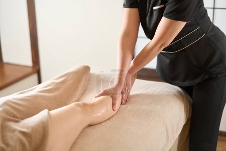 Foto de Woman receiving foot massage at beauty salon - Imagen libre de derechos