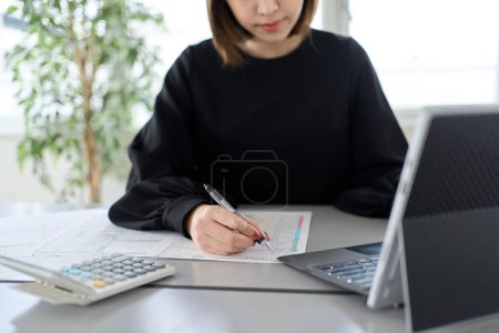 Téléchargez les photos : Asiatique femme préparation de déclarations de revenus documents - en image libre de droit