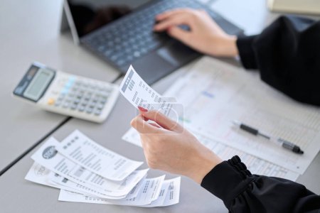 Foto de Asian woman entering expenses in accounting software - Imagen libre de derechos