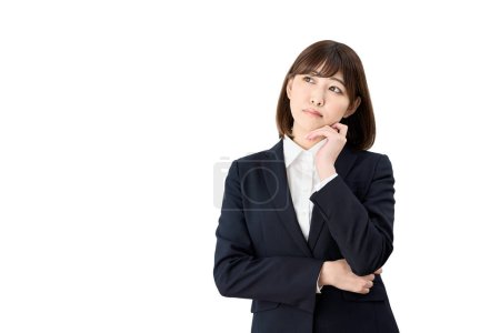Téléchargez les photos : Asiatique femme d'affaires penser avec sa main sur son menton - en image libre de droit