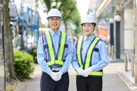 Téléchargez les photos : Asiatiques hommes et femmes qui travaillent comme gardes de sécurité - en image libre de droit
