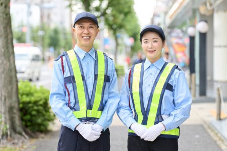 Téléchargez les photos : Asiatiques hommes et femmes qui travaillent comme gardes de sécurité - en image libre de droit