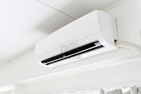 Foto de Acondicionador de aire japonés trabajando en interiores - Imagen libre de derechos
