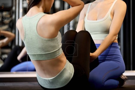 Foto de Mujer entrenando sus músculos abdominales con abdominales - Imagen libre de derechos