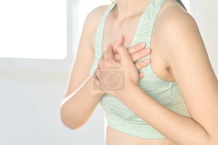 Foto de Una mujer se lastima el pecho mientras entrena - Imagen libre de derechos