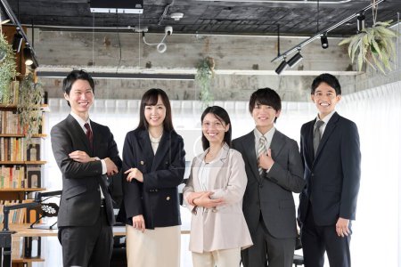 Téléchargez les photos : Les gens d'affaires alignés avec des sourires dans le bureau - en image libre de droit