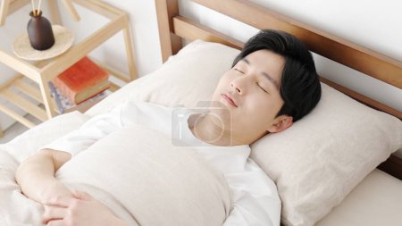 Asiatisch mann schlafen im ein hell zimmer