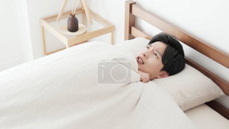 Foto de Un hombre se siente frío en la cama - Imagen libre de derechos