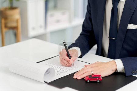 Geschäftsmann unterschreibt Autovertrag
