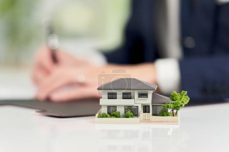 Téléchargez les photos : Homme d'affaires signant un contrat immobilier - en image libre de droit