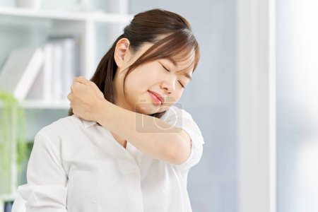 Una mujer que sufre de hombros rígidos
