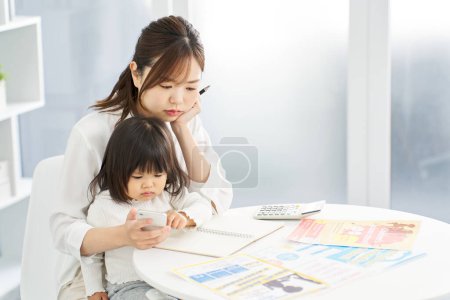 Eine Frau wählt Lektionen für ihr Kind