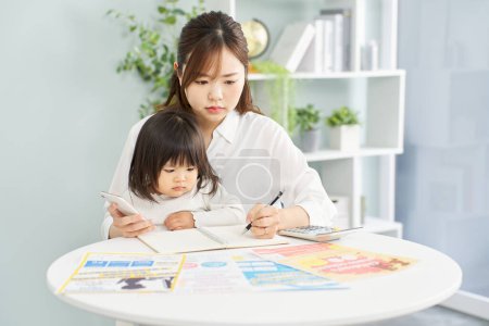 Eine Frau wählt Lektionen für ihr Kind