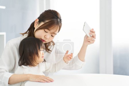 Maman prend smartphone loin de l'enfant