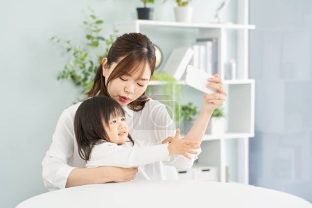 Mutter nimmt Kind Smartphone weg