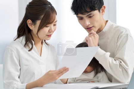 Familia asiática considerando comprar seguro