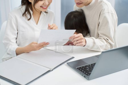 Asiatische Familie erwägt Kauf einer Versicherung