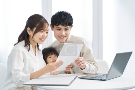Famille asiatique envisageant d'acheter une assurance