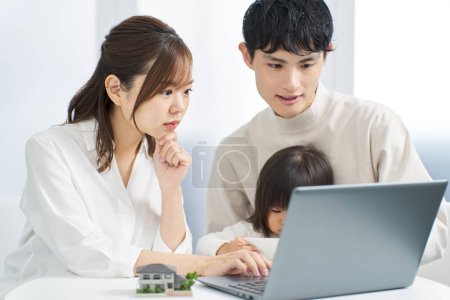 Asiatische Familie erwägt Immobilien