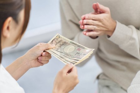 Foto de Esposo recibiendo dinero de bolsillo de su esposa - Imagen libre de derechos