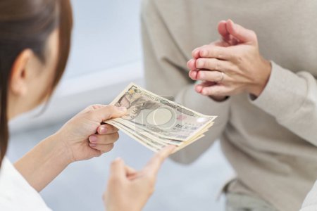 Foto de Esposo recibiendo dinero de bolsillo de su esposa - Imagen libre de derechos
