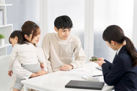 A family receiving real estate information