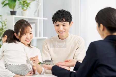 A family receiving real estate information
