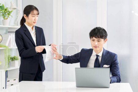 asiático hombre de negocios intimidante negando trabajo
